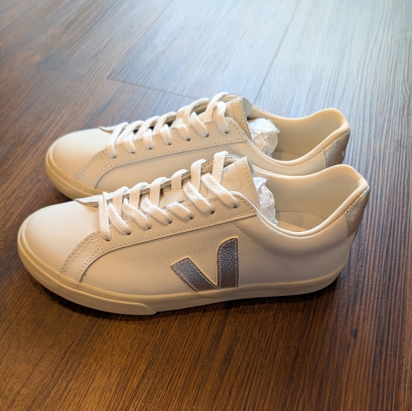 Veja Esplar Low Sneakers - Picture 1 of 7